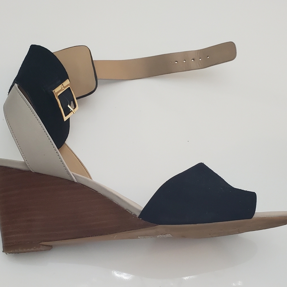 Beautiful Karl Lagerfeld Paris Sandals - Picture 4 of 7